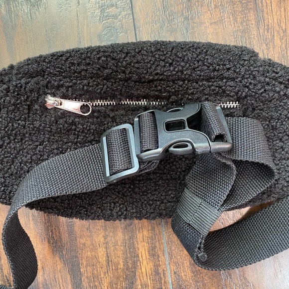 GAP Fanny Pack - Picture 3 of 5